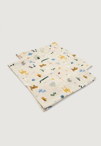 Stof de bumbac muselin, ușor, bej, cu modele multicolore de animale și natură, suprafață texturată, formă rectangulară, pliat pe jumătate.