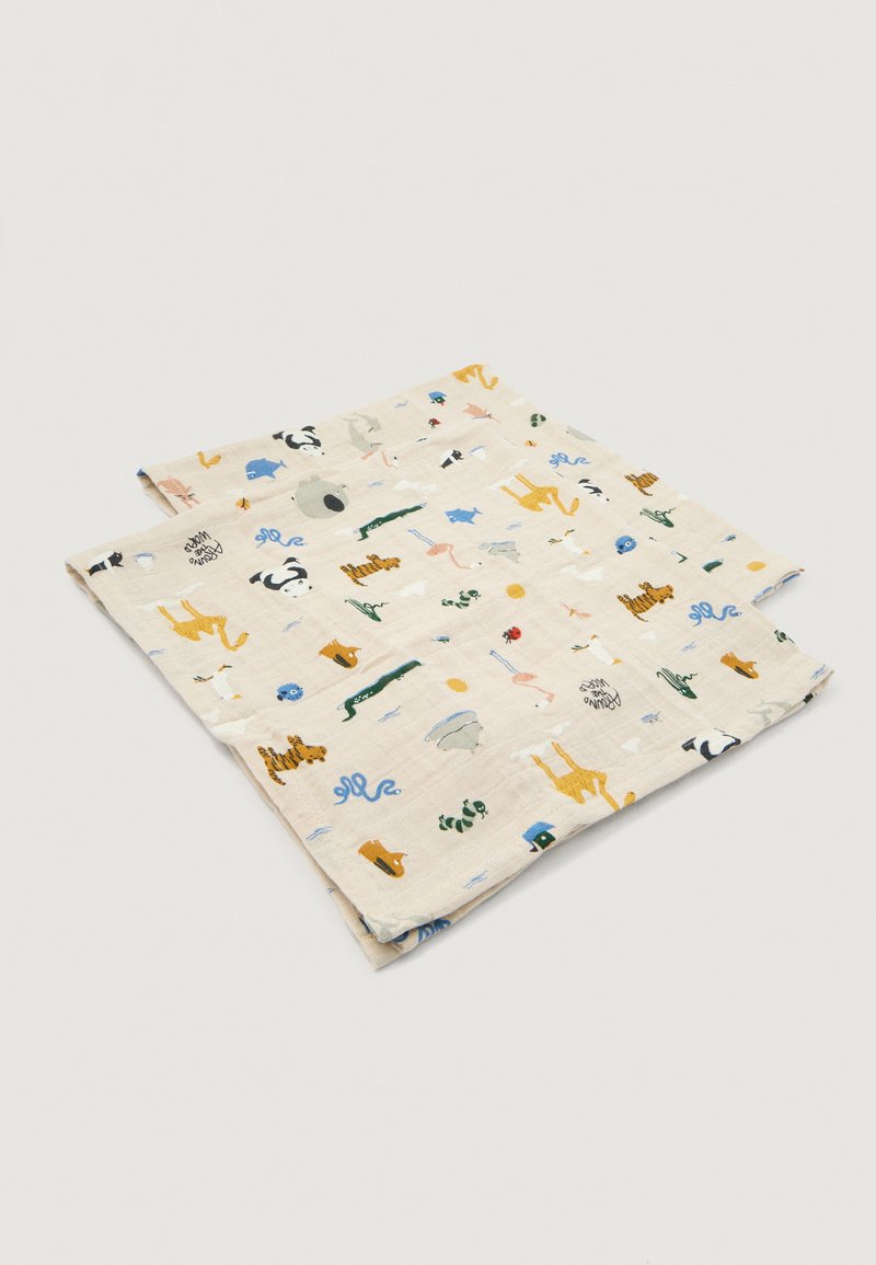 Stof de bumbac muselin, ușor, bej, cu modele multicolore de animale și natură, suprafață texturată, formă rectangulară, pliat pe jumătate.