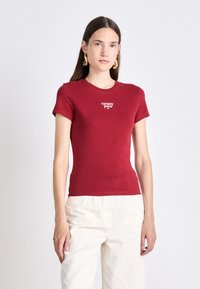 Tommy Jeans SLIM ESSENTIAL LOGO TEE - Βασικό μπλουζάκι - regatta red