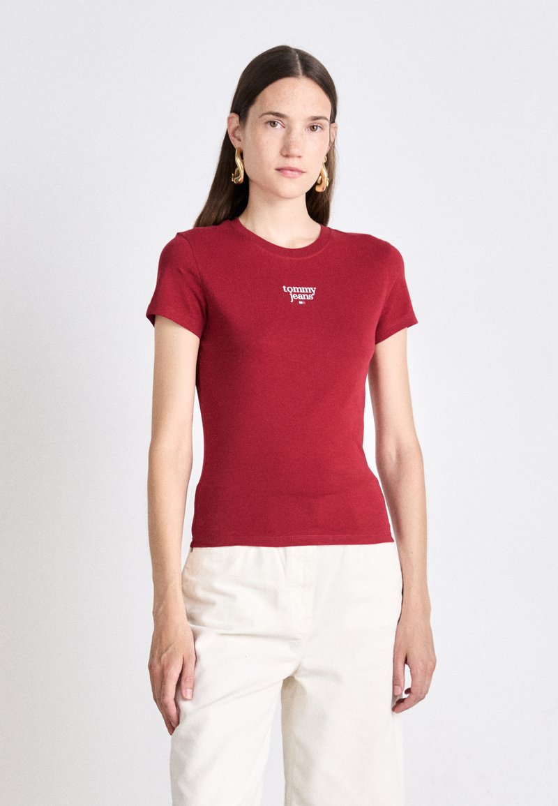 Tommy Jeans SLIM ESSENTIAL LOGO TEE - Βασικό μπλουζάκι - regatta red