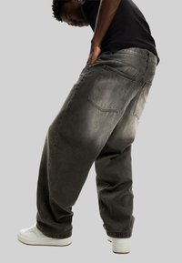 Bershka SUPER-BAGGY - Ohlapne kavbojke - black