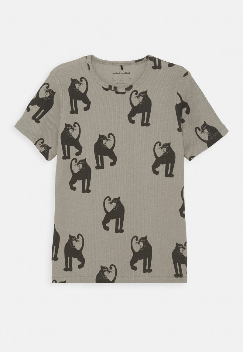T-shirt gris avec des illustrations de chats noirs répétées. Manches courtes, col rond, texture douce et coupe décontractée.