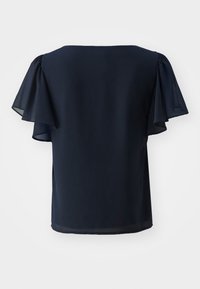 Blouse bleu marine avec des manches courtes en transparent, une texture lisse et un design arrière épuré et minimaliste. Couture horizontale aux épaules.