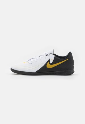 Nike Performance PHANTOM GX 2 CLUB - Botines de fútbol sala - white/black/metallic gold coin