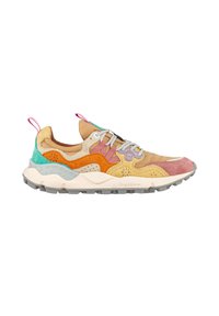 Scarpe da ginnastica multicolori con un mix di materiali scamosciati e tessili, caratterizzate da accenti prominenti in arancione, turchese e rosa.