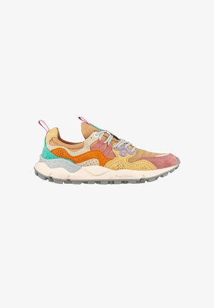Multicolore sportieve schoenen met een mix van suede en textielmaterialen, met opvallende accenten in oranje, turquoise en roze.