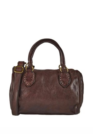 Donkerbruine leren handtas met twee ronde handvatten, decoratieve gevlochten applicaties en een verstelbare schouderband met een messing gesp.