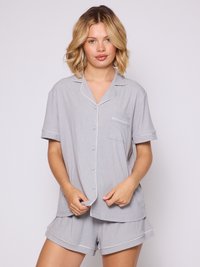Grijs pyjama set met korte mouwen en een knopen top, met witte biesaccenten. De shorts hebben een relaxte pasvorm en vergelijkbare afwerking.