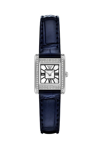 Rechthoekig zilveren horloge met diamanten bezette lunette, witte wijzerplaat met Romeinse cijfers en donkerblauwe leren band.