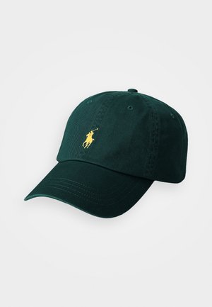 Ciemnozielona czapka baseballowa z zakrzywionym daszkiem, z małym żółtym haftowanym logo gracza polo na środku z przodu.
