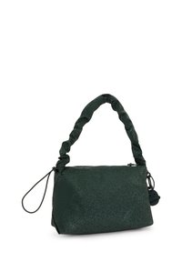 Borsa a tracolla verde con texture, manico arricciato, forma rettangolare, chiusura con zip e un piccolo ciondolo appeso di lato.