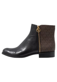 Stivale alla caviglia in pelle nera con retro a motivo marrone, zip laterale con hardware dorato, punta rotonda e tacco basso nero.