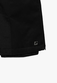 Pantaloni corti neri con una finitura liscia e un pannello laterale testurizzato. Presentano un accento del logo argento e una fascia elastica all'orlo. Costruzione in tessuto durevole.