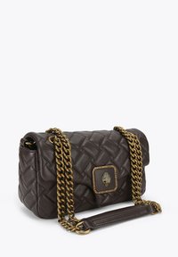 Woven ciemnobrązowa skórzana torebka z złotym łańcuszkiem, z dekoracyjnym zapięciem i eleganckim, prostokątnym kształtem. Wnętrze wyłożone jest podszewką.