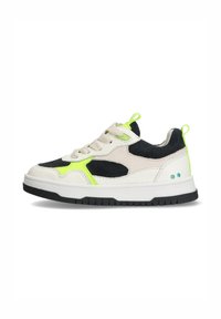 Sneakers med en overdel i hvid læder og marineblå ruskind med neongrønne detaljer, rund tå, snørelukning og en sort gummisål.