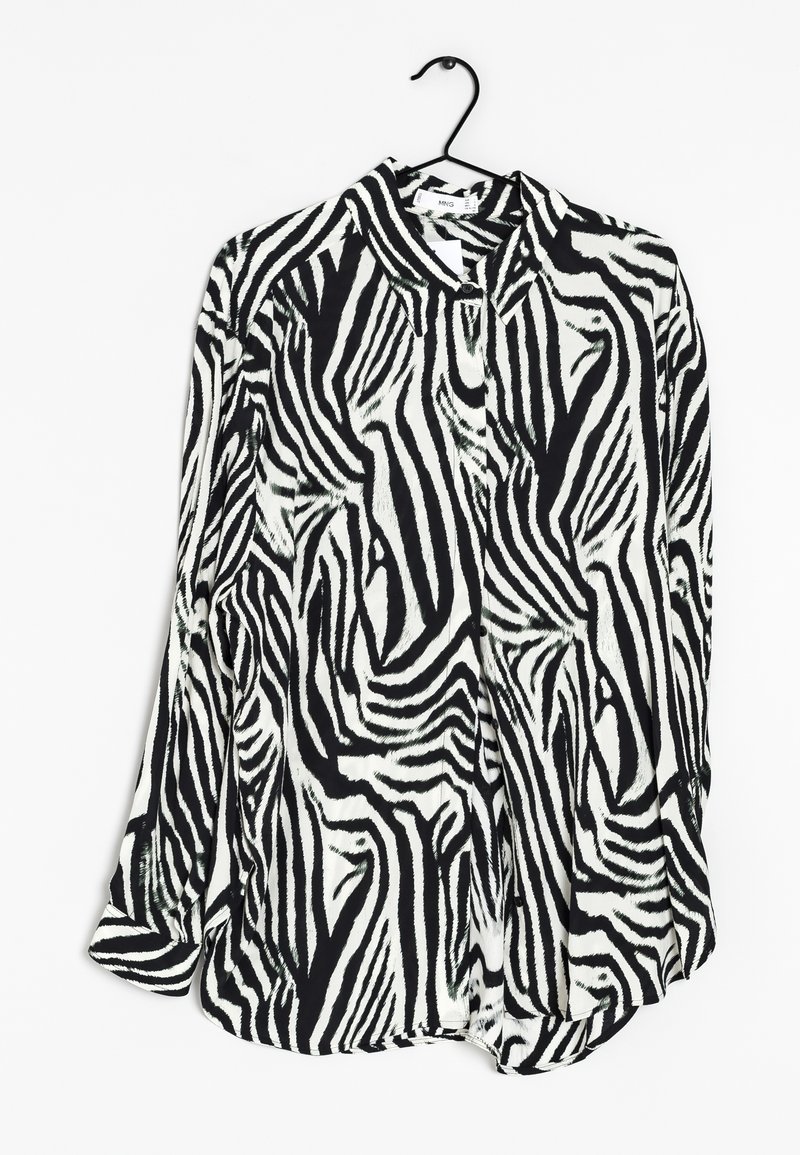 Blouse à imprimé zèbre noir et blanc avec manches longues, col et ourlet légèrement incurvé, confectionnée dans un tissu léger et texturé.