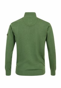 Zielony sweter dzianinowy z wysokim kołnierzem i długimi rękawami. Posiada ribbowe mankiety i dół, gładką fakturę oraz brak widocznych wzorów lub logo.