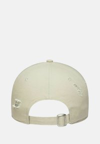 Cappello da baseball beige con visiera curva, fascia regolabile e dettagli usurati sul retro. Realizzato in materiale canvas.