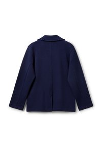 granatowa marynarka z długimi rękawami o miękkiej teksturze, z wyciętym kołnierzem, detalem wentylacyjnym z tyłu oraz luźnym krojem. Czysty, minimalistyczny design.