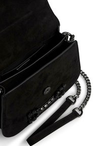 Czarna torebka z zamszu z wieloma przegródkami, dekoracyjnym akcentem z koralików z przodu oraz łańcuszkowym paskiem. Kompaktowy prostokątny kształt.