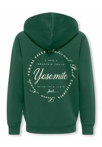 Zelena dukserica s velikim bijelim kružnim grafikonom. Tekst uključuje "Yosemite" i "Nacionalni park Vernal Falls", s koordinatama i detaljima dizajna.
