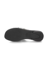 Zwarte rubberen schoenzool met een gestructureerd grippatroon. Heeft een ronde vorm en een lichte hak voor demping en stabiliteit.