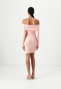 Off-shoulder rosa strikket kjole med ribbet tekstur, tettsittende silhuett, lange ermer og knelengde.