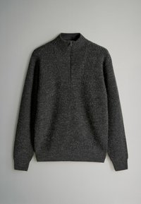 Dzianinowy sweter w ciemnoszarym kolorze z wysokim kołnierzem, zamek błyskawiczny do połowy i teksturą rib. Długie rękawy i luźny krój.