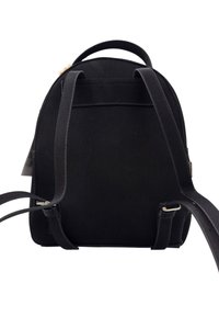 Zaino in pelle sintetica nera con spallacci regolabili, forma arrotondata, superficie testurizzata, hardware color oro e maniglia superiore.