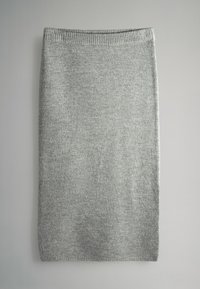 Szara dzianinowa ołówkowa spódnica z prążkowanym pasem i gładką teksturą, pokazana na płasko na neutralnym tle.