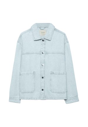 Veste en denim bleu clair avec col, fermeture par boutons métalliques, manches longues et deux poches plaquées à l’avant.