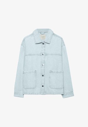 Vaaleansininen farkkutakki, jossa kaulus, metalliset napit, pitkät hihat ja kaksi etutaskua.