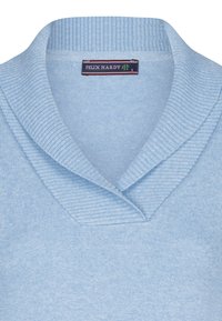 Maglione azzurro chiaro lavorato a maglia con colletto a scialle a coste. Il tessuto appare morbido e liscio, con una texture sottile in tutto il capo. Etichetta del brand visibile.