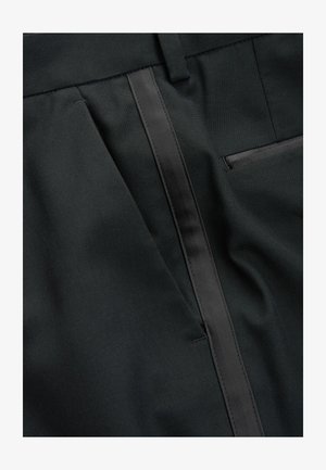 Mustad stiliseeritud püksid on sujuva tekstuuriga, neil on külgedel sile satiiniriba ja paremal küljel küljetasku.