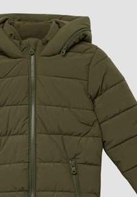 Olivengrüne gepolsterte Jacke mit Kapuze, Frontreißverschluss, Brusttasche mit Reißverschluss und seitlicher Tasche mit Reißverschluss.