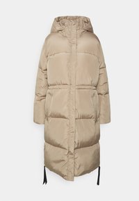Long manteau d'hiver beige rembourré avec capuche, poches avant et cordons de serrage à l'ourlet, adapté au temps froid.