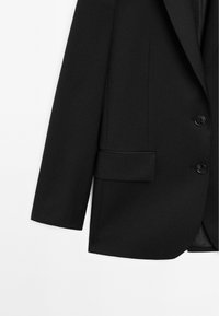 Schwarzer Blazer mit strukturiertem Schnitt, Reverskragen, einer Brusttasche und zwei schwarzen Knöpfen; aus glattem Stoff gefertigt.