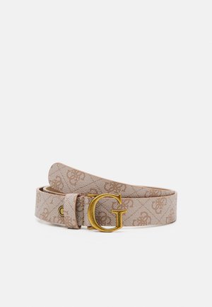 Beige designerbælte med struktureret blomsterpattern og stor gylden "G" spænde med indgravering "Guess," lagt sammenrullet på hvid baggrund.
