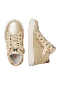 Złote sneakersy typu high-top z metalicznymi i brokatowymi teksturami, akcentem w panterkę, sznurowanym zapięciem oraz bocznym zamkiem.