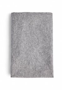 Viskoitu tummanharmaa neulottu huivi tai vaate, aseteltuna litteänä valkoista taustaa vasten.