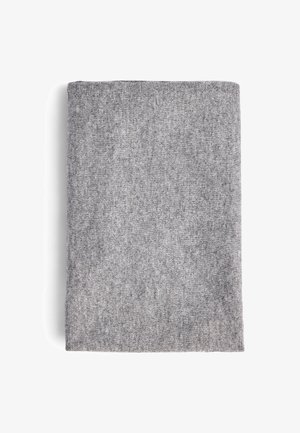 Gefalteter, hellgrauer, gestrickter Stoffschal oder Kleidungsstück, flach auf einem weißen Hintergrund präsentiert.