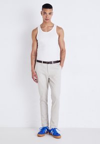 Jack & Jones JPSTMARCO JJDAVE WITH BELT - Chino hlače - silver