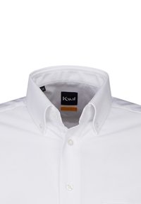 Camicia bianca con bottoni dal taglio moderno, con colletto, chiusura con bottoni e un'etichetta che mostra il nome del marchio e la taglia.