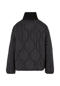 Jacheta puffer neagră cu model ondulat și guler înalt din material ribbed, prezentată din spate.
