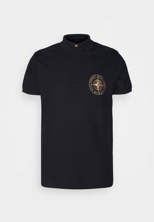 Polo noir à manches courtes avec col, patte de boutonnage, et logo boussole Tommy Hilfiger brodé sur la poitrine gauche.
