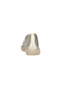 Metallic gouden instapper met een geweven juten zool. Gladde leren bovenkant, ronde vorm en minimale details aan de achterkant.