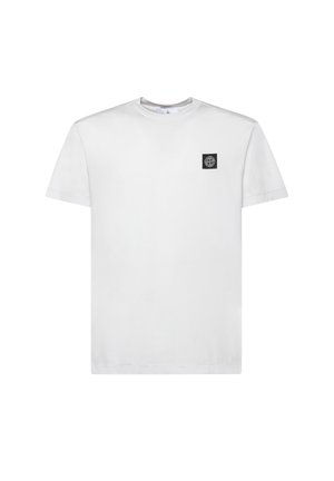 Camiseta blanca lisa de manga corta y cuello redondo con un pequeño parche de logo cuadrado negro en el pecho superior izquierdo.