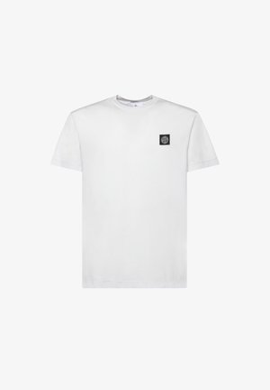 T-shirt bianca semplice a maniche corte con scollo tondo e una piccola toppa con logo quadrato nero sul petto in alto a sinistra.