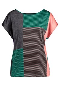 Blusa de mujer de manga corta con diseño de patchwork en verde, negro, rosa y gris con pequeños patrones de puntos y escote redondo.