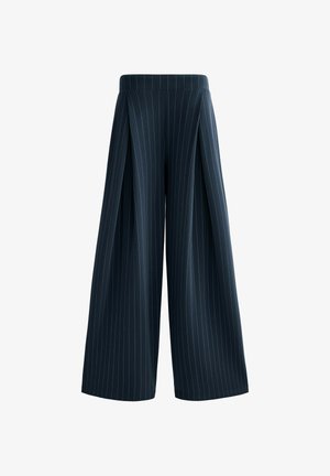 Pantaloni navy cu laturi largi, cu dungi verticale albe, prezentând un material neted, un design pliat și un brâu elastic.
